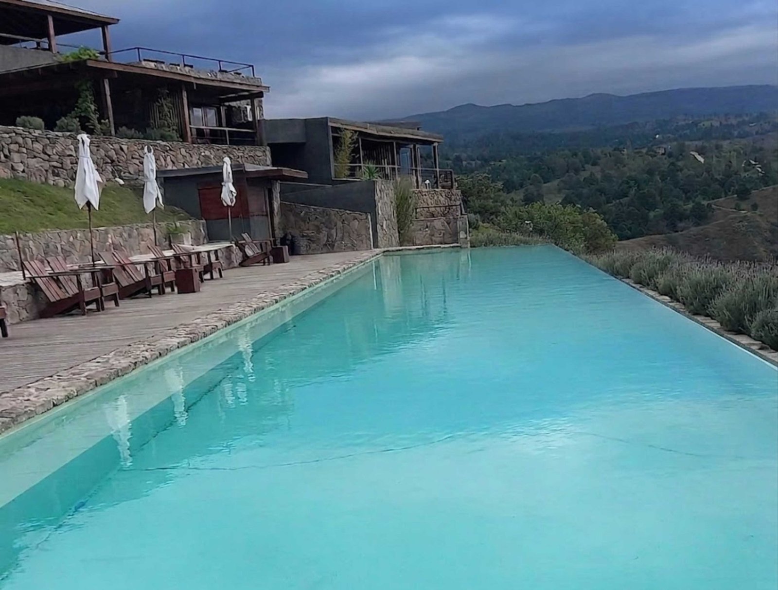 Piscina infinita con vista a las sierras